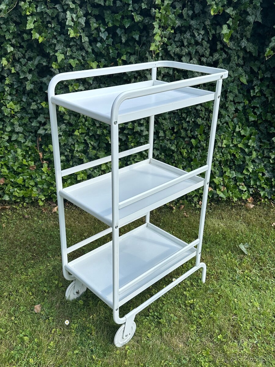 kozmetický stolík