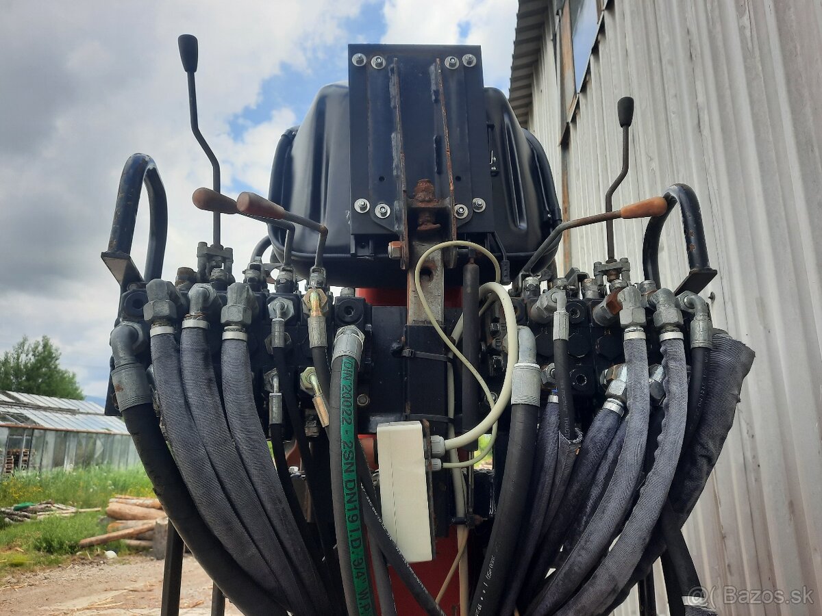 Hydraulicka ruka na lesovoz
