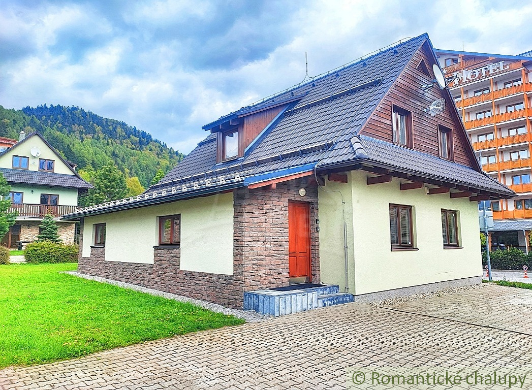 Veľká chata s dvoma apartmánmi v centre Donovál