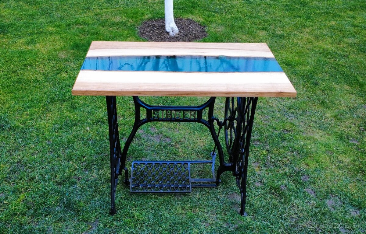 Epoxidový stolík