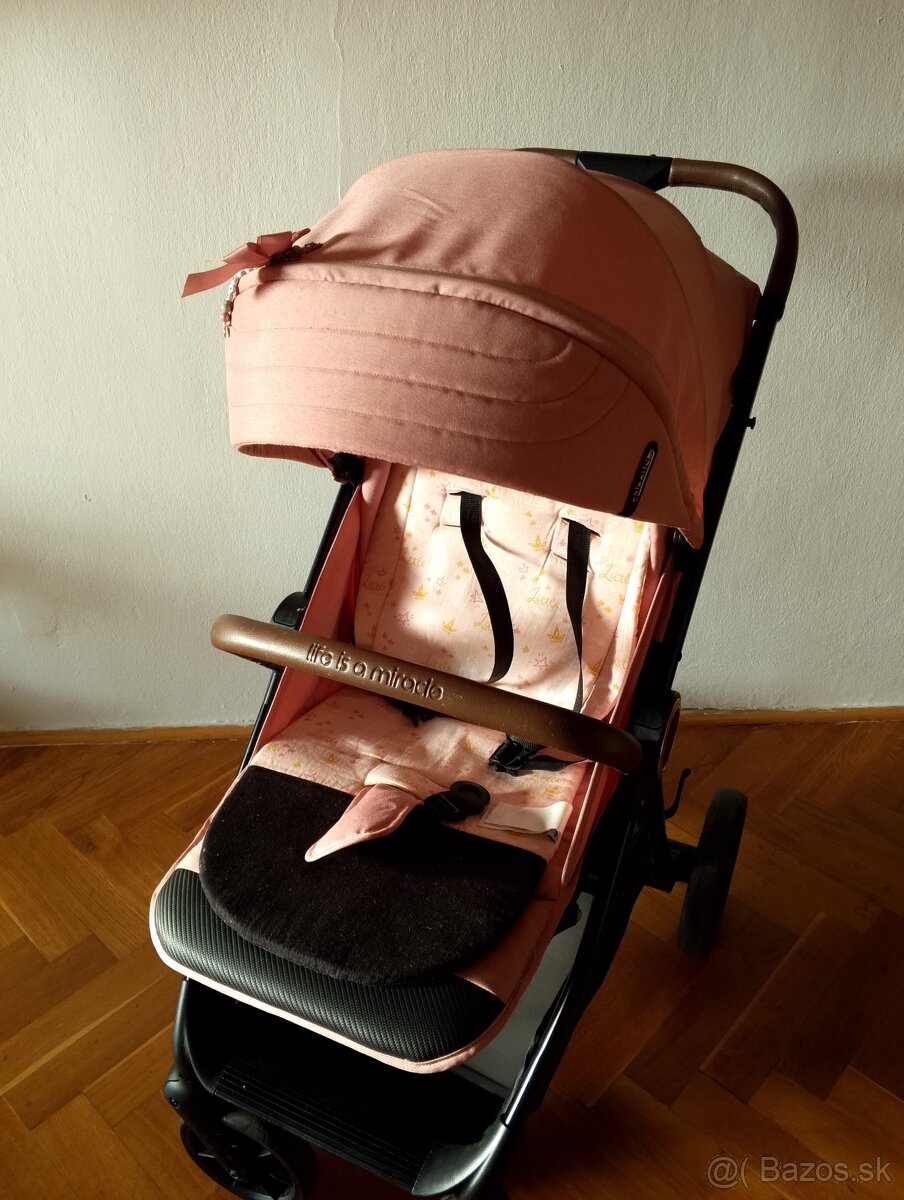 Dievčenský športový kočík