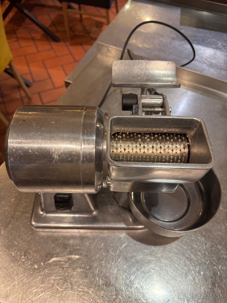 Strúhač na tvrdý syr/parmezán