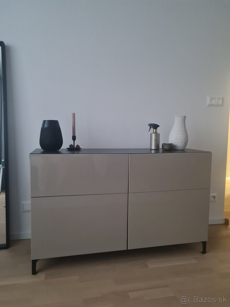 Cierno-bezova komoda