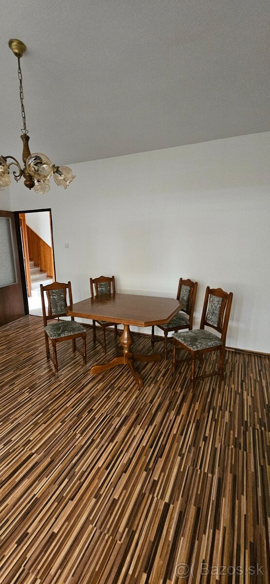 Jedálenský stôl