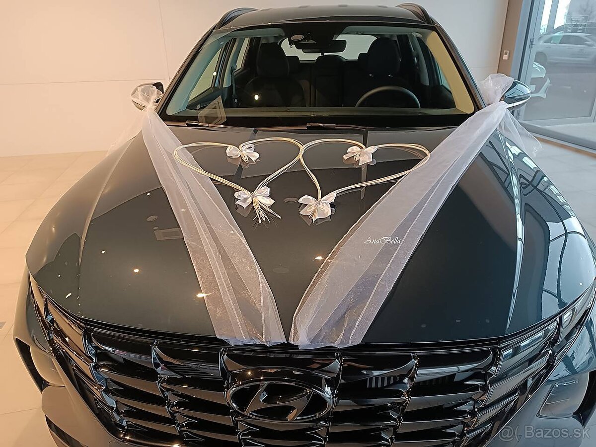 Biela výzdoba na svadobné auto