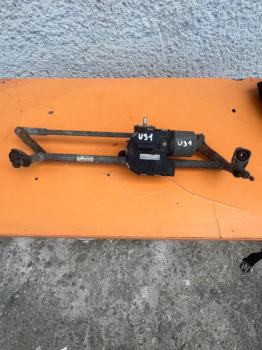 Predný mechanizmus stieračov aj s motorčekom VW Jetta 2009