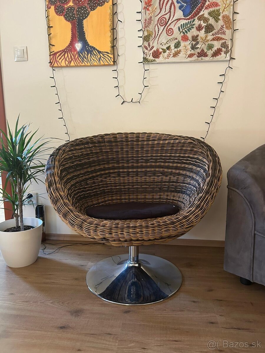 Elegantné otočné ratanové kreslo