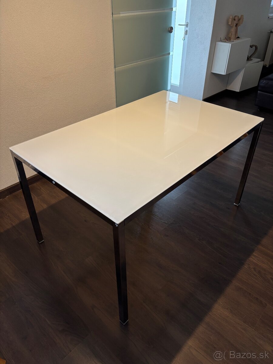 Jedálenský stôl so stoličkami