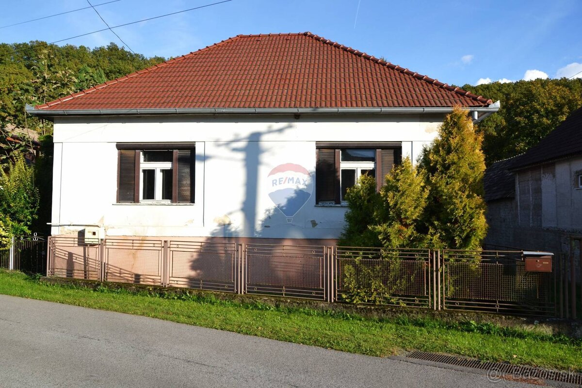 Utešený dom na predaj s veľkou záhradou v dedinke České Brez