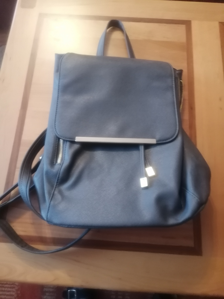 predám sivý elegantný kožený ruksak