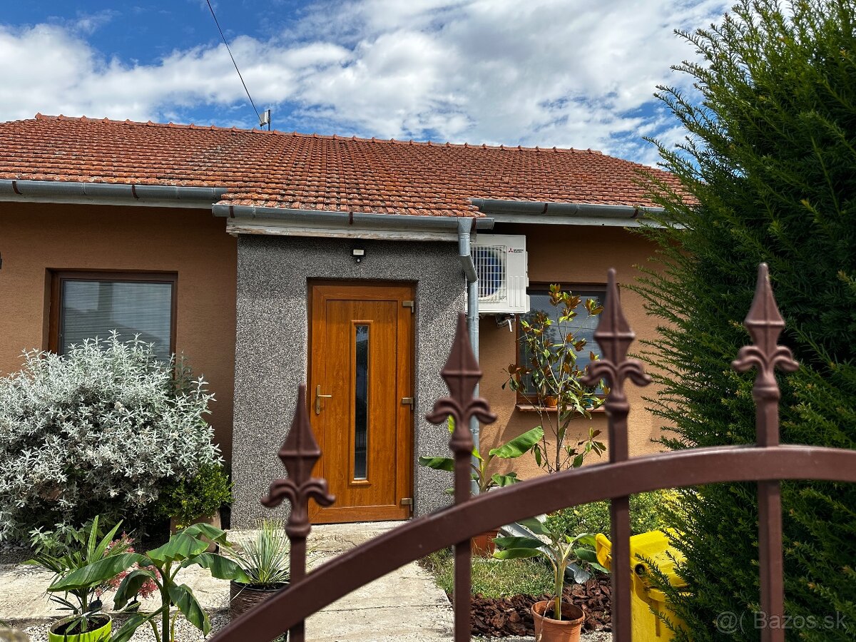 Rodinný dom s bazénom a hosťovským domom