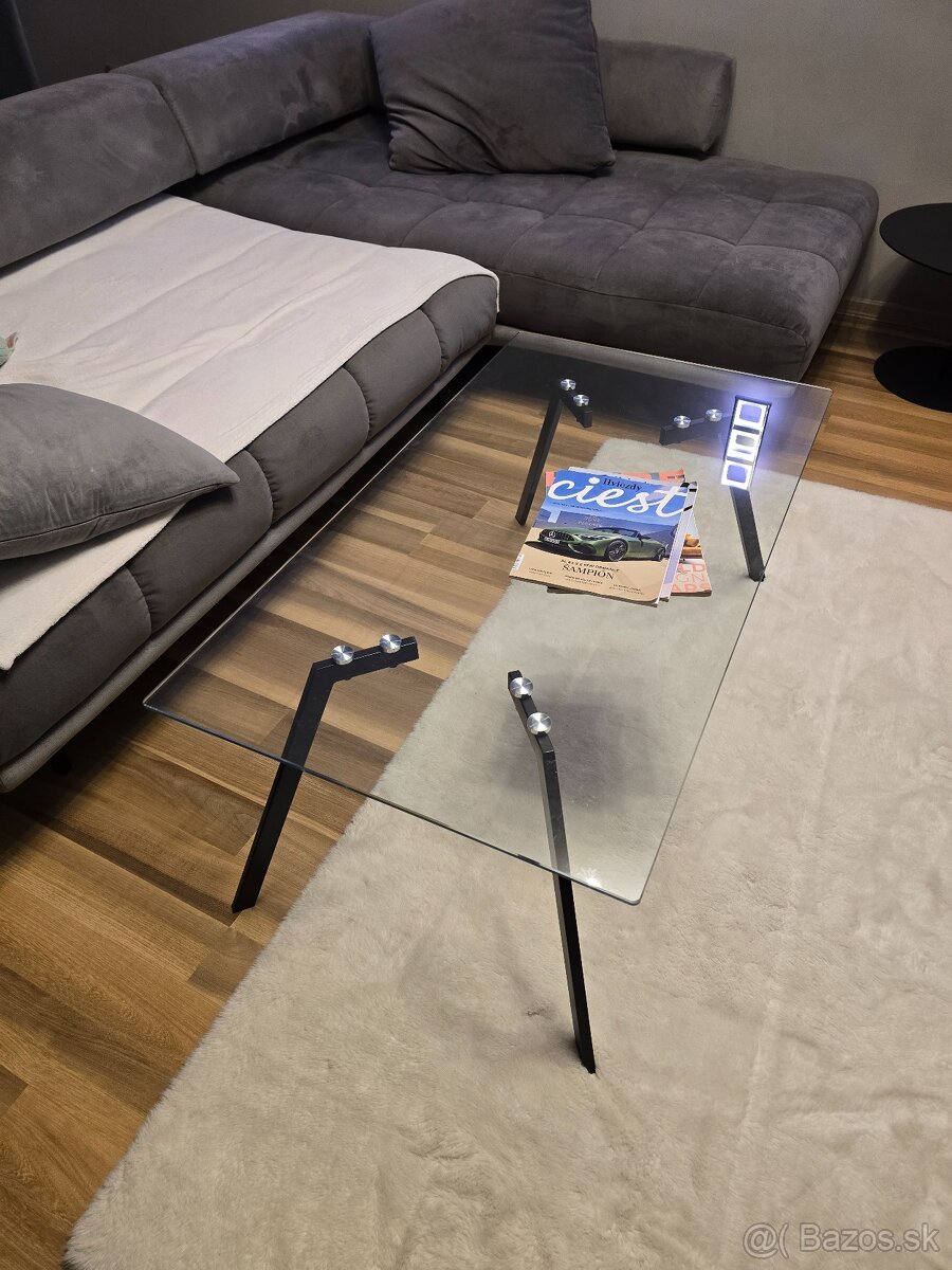 Minimalistický konferenčný stolík Top stav