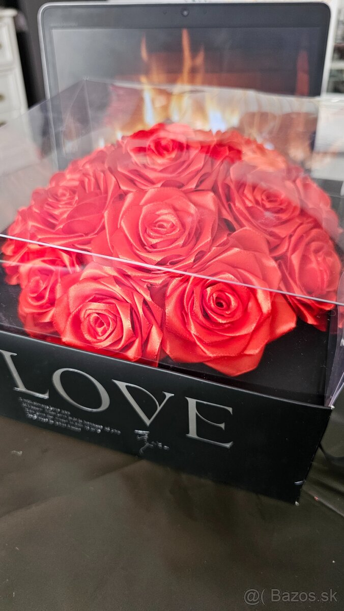 ruže v darčekovej krabičke