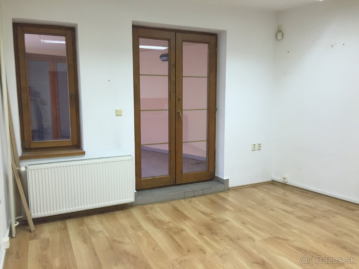 Kancelária s veľkou terasou na pešej zóne v Nitre, 18 m2