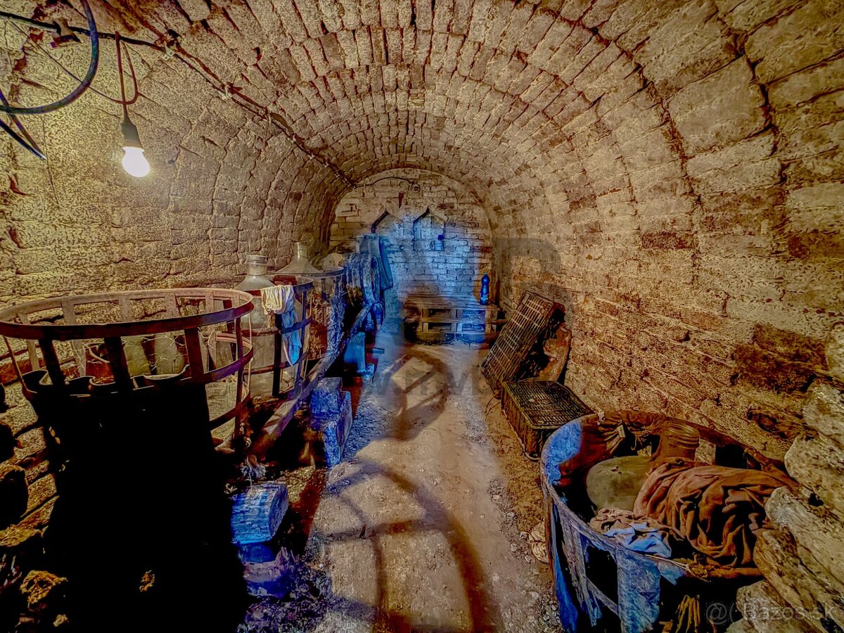 ŠTÝLOVÁ VÍNNA PIVNICA V OBĽÚBENEJ ČASTI