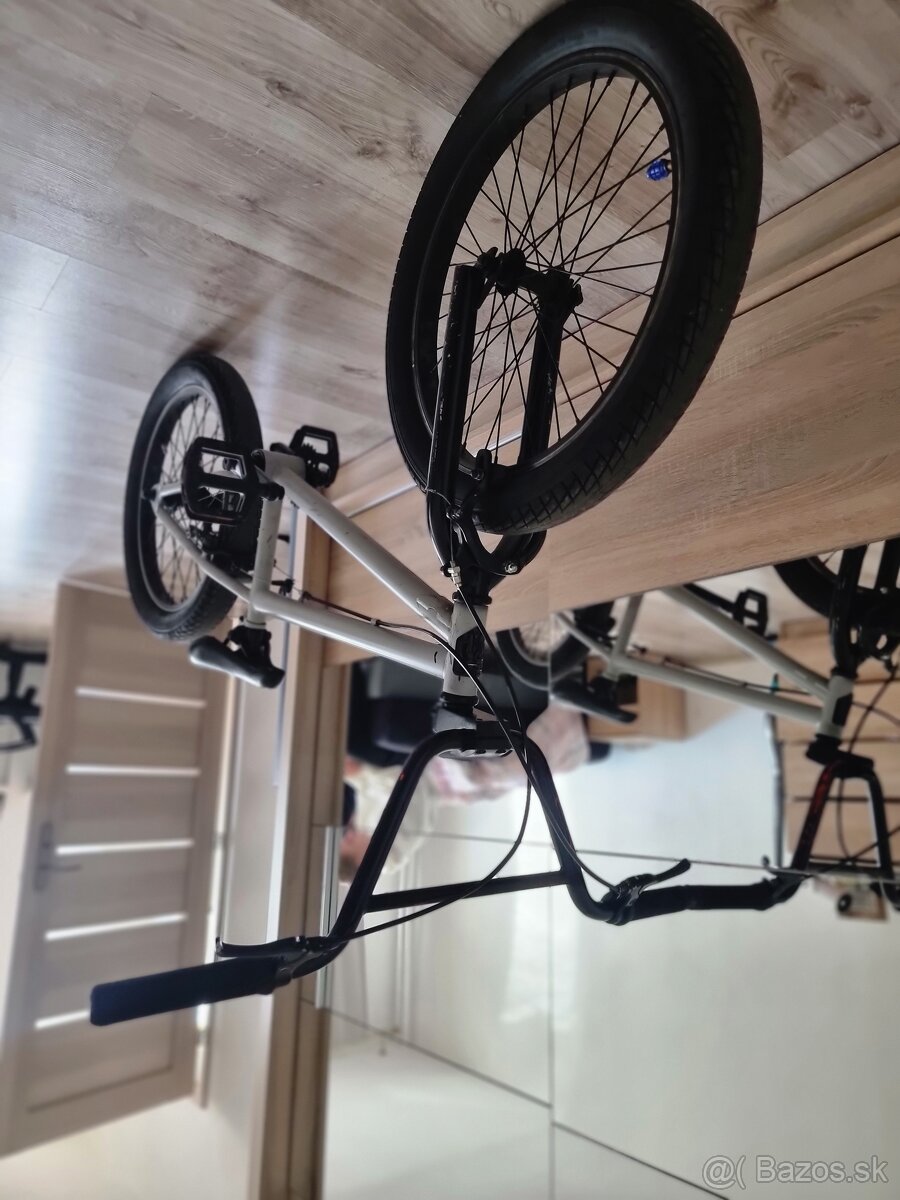 BMX bicykel strieborná