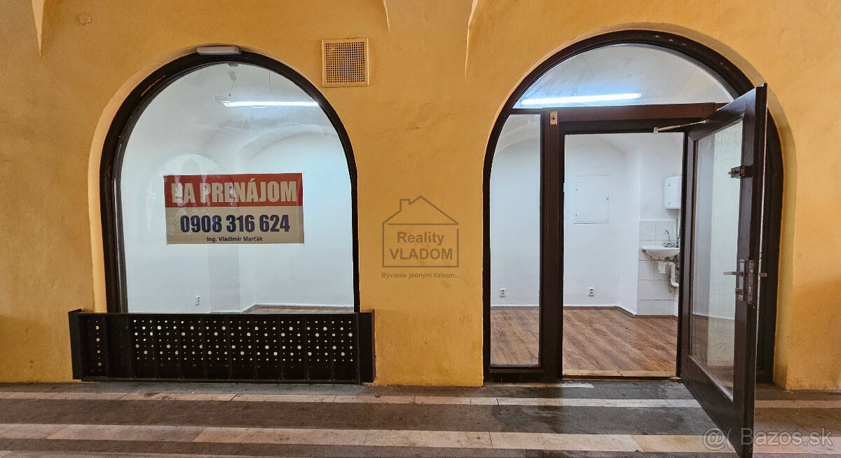 ⭐ Kancelária či malý obchod na prízemí, plocha 12 m2.