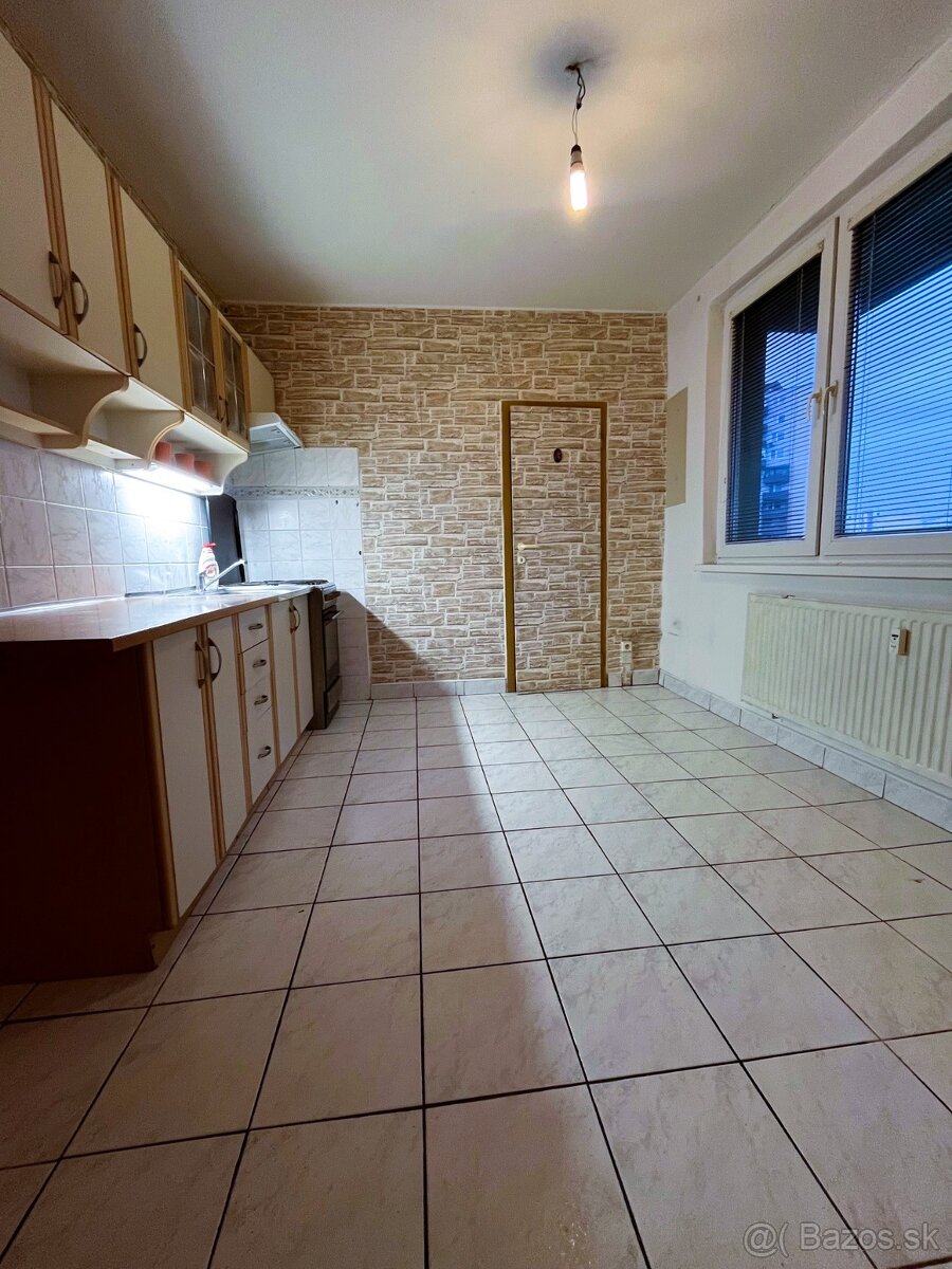 Veľký, slnečný 2 izbový byt, ul. Mochovská - R3, Levice