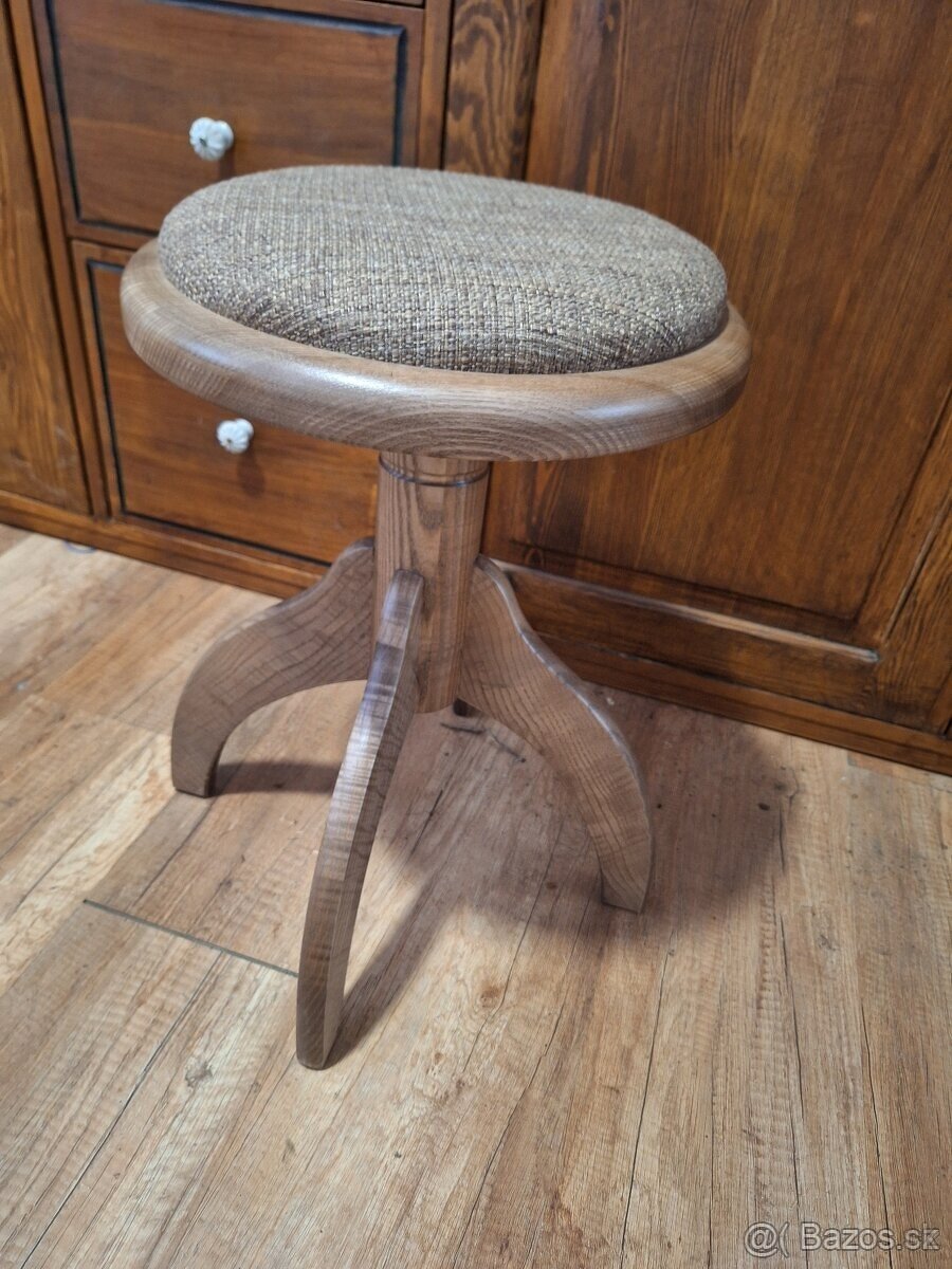 Postrovana stolicka zidlicka ku klaviru