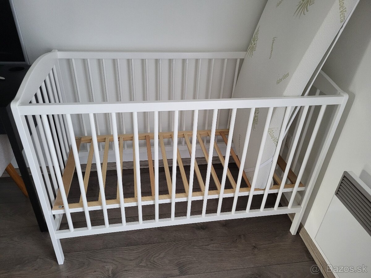 Detská postieľka s matracom