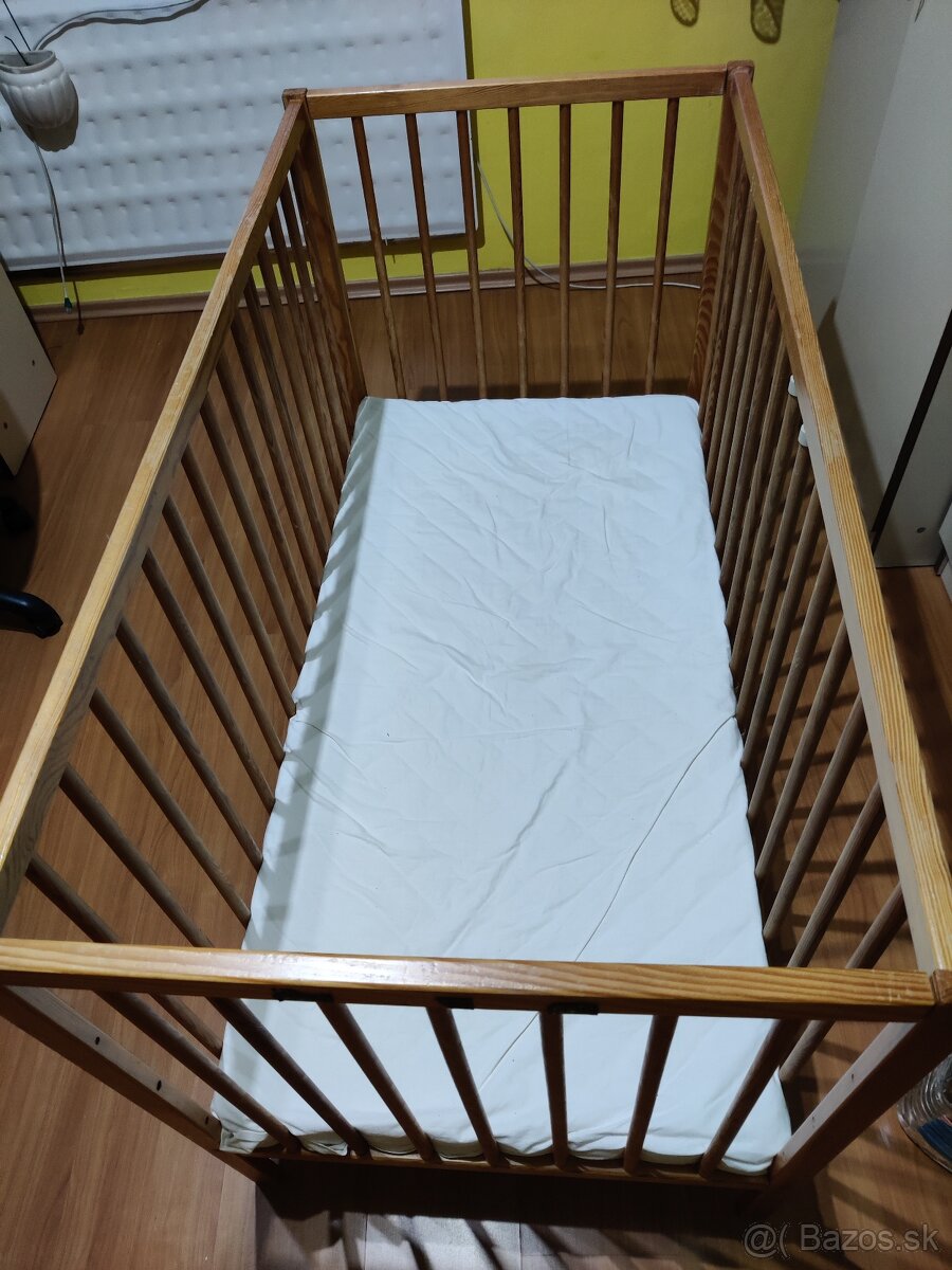 Detská postieľka s matracom