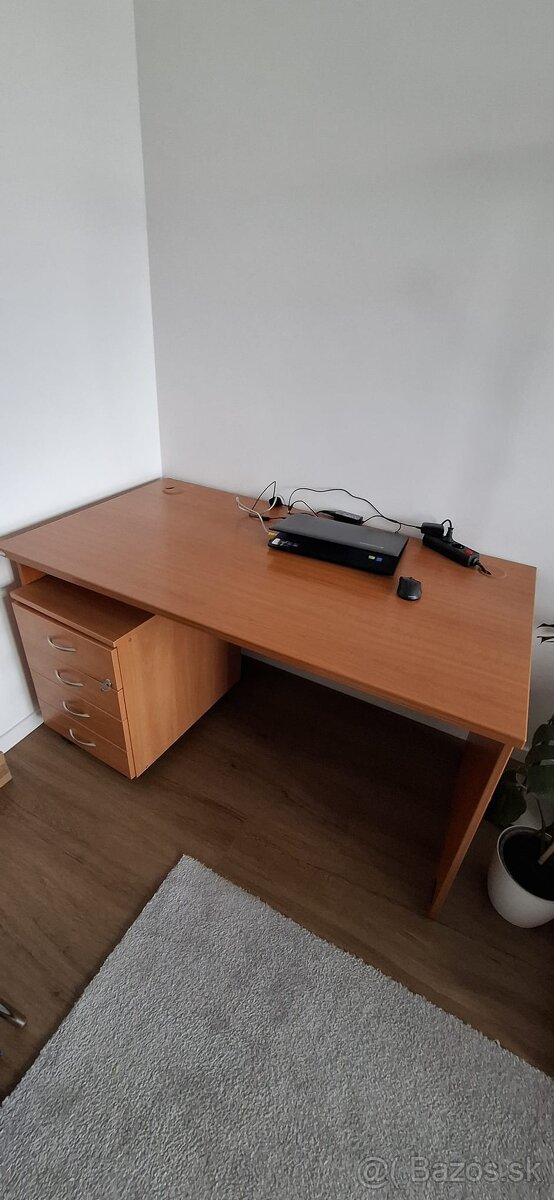 Kancelársky stôl s uzamykateľným kontajnerom