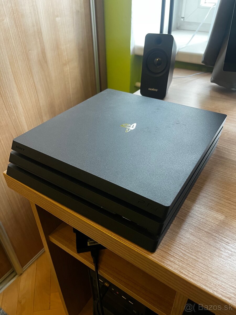 PS4 Pro 1Tb + dva ovládače + hry