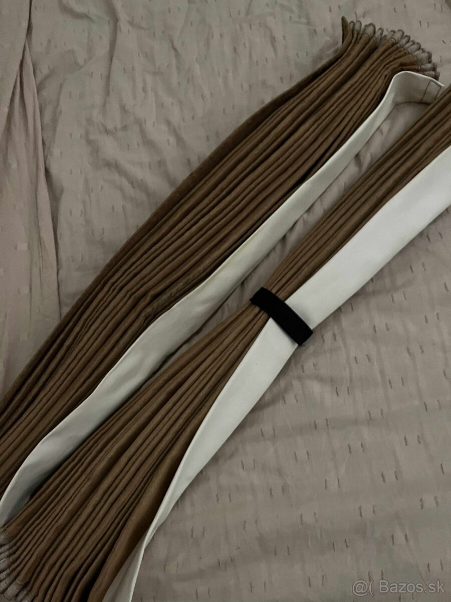 Predám závesy a koberce na kamion