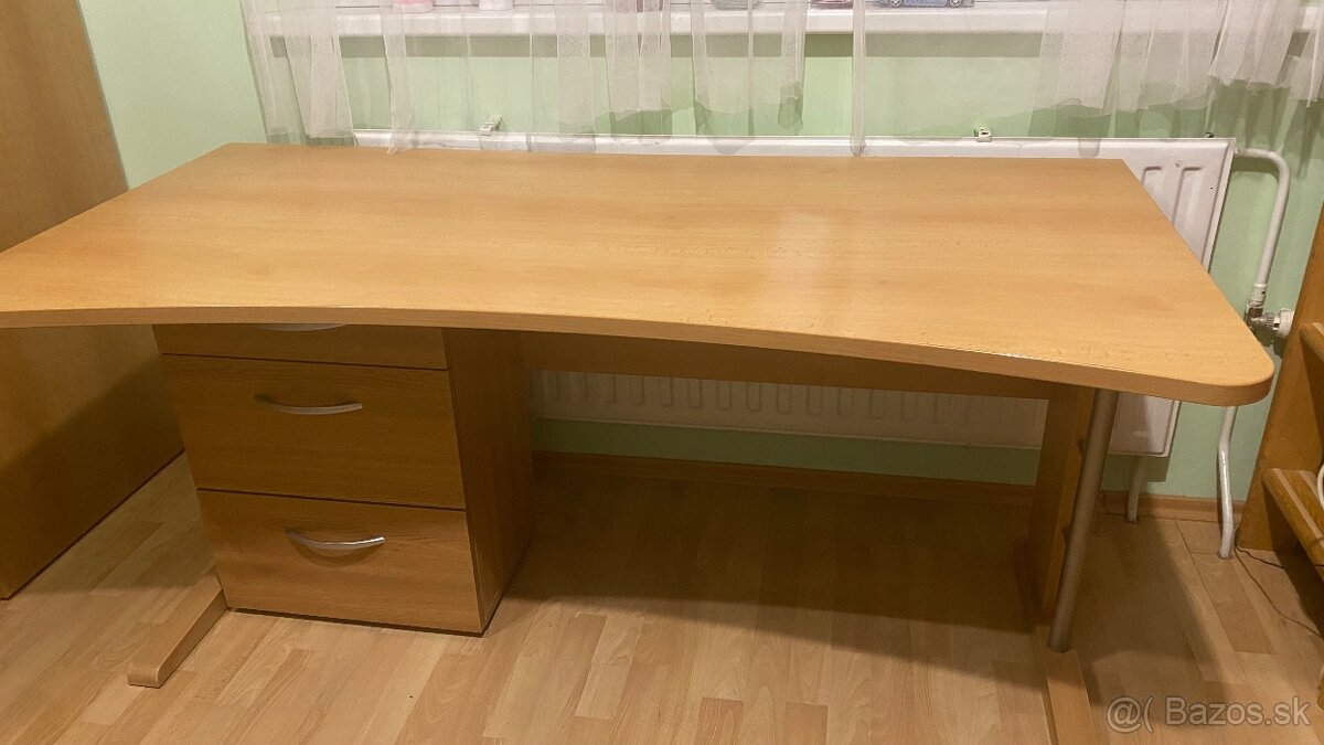 písací stôl