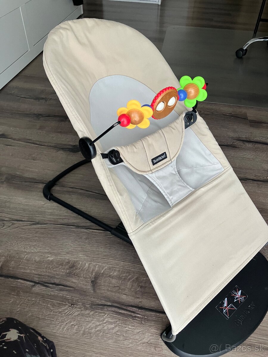 Babybjorn lehátko s hračkou