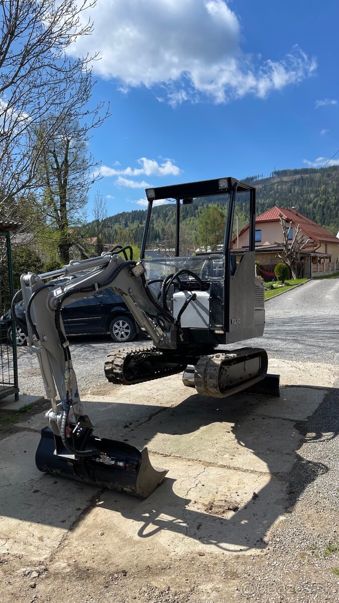 Minibager Volvo 1.8t, výkopové práce