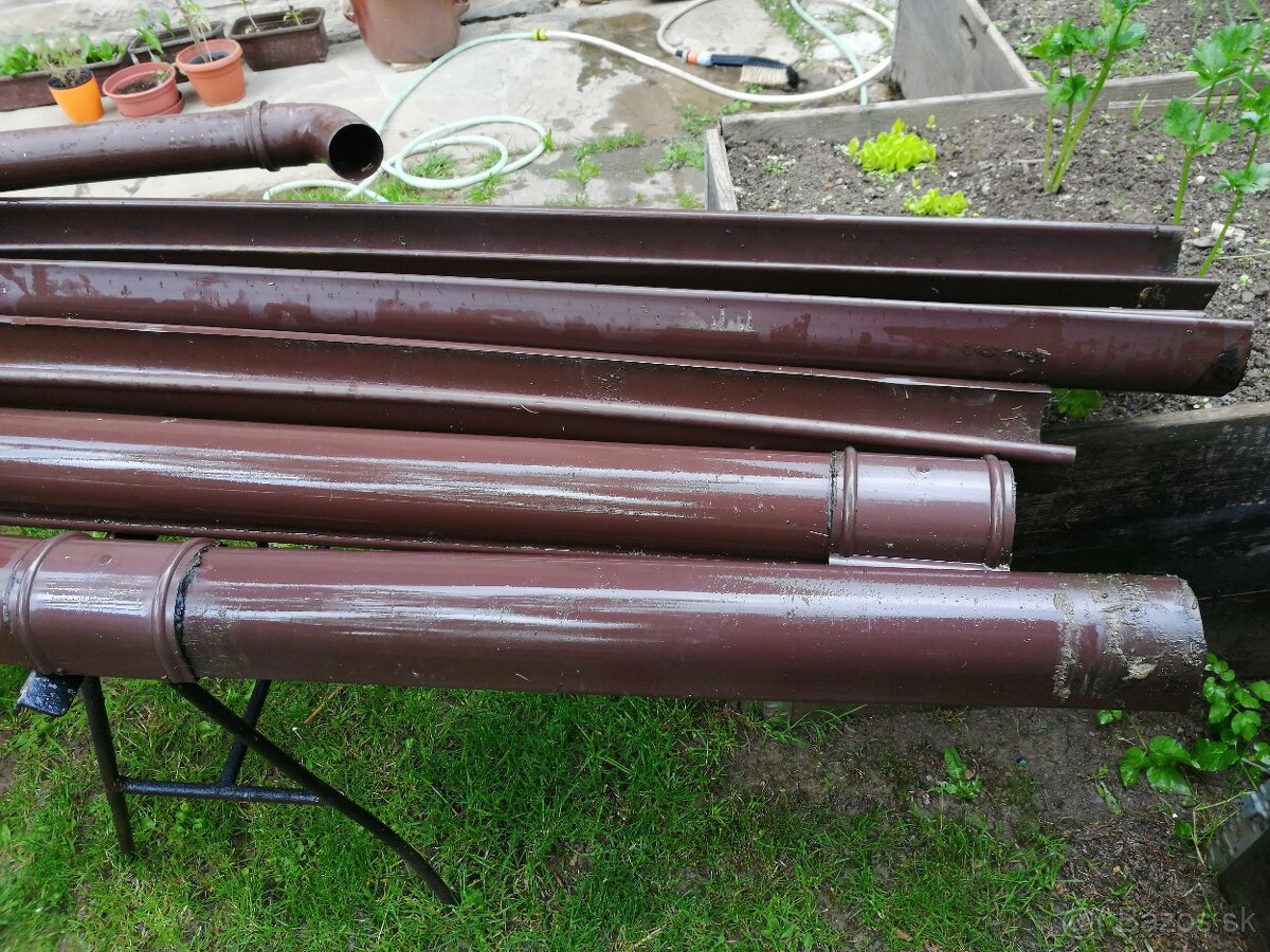 Plastové hnedé zlaby a zvody.