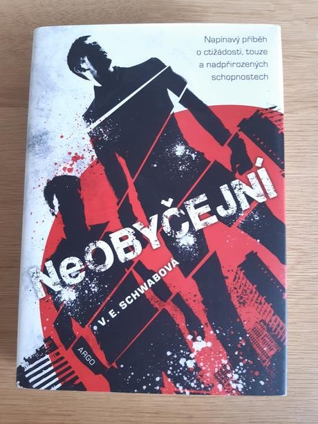 Kniha Neobyčejní- V. E. Schwab