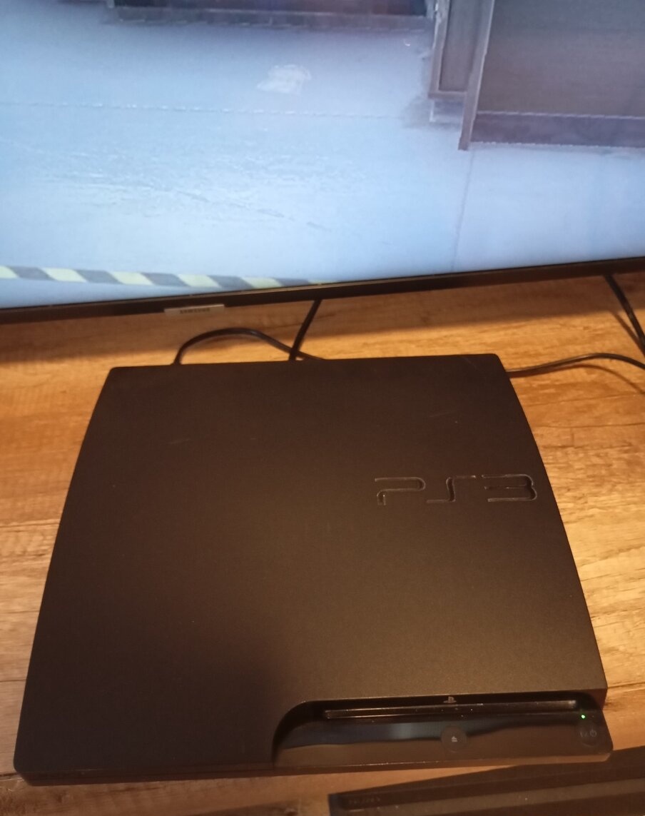 Predám - Sony PlayStation 3 + 1x ovládač + 1x hra