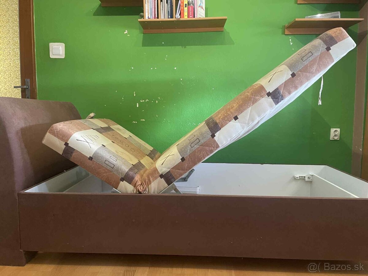 Predám posteľ s úložným priestorom a s matracom.