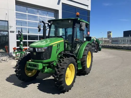 Súrne John Deere 5067E Traktor