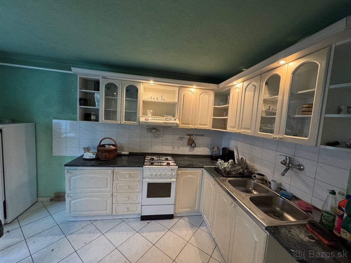 Prenajmeme 3 izb byt v RD v BB