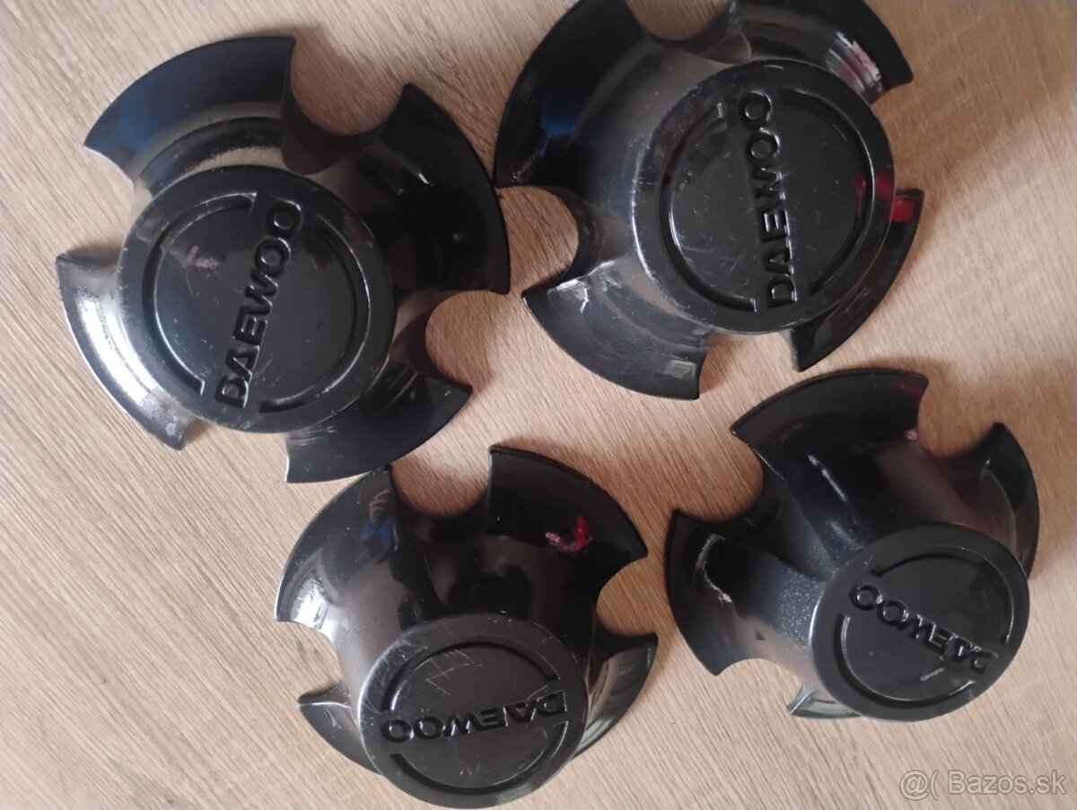 Predám stredové puklicky, volant a manuál na Daewoo Racer