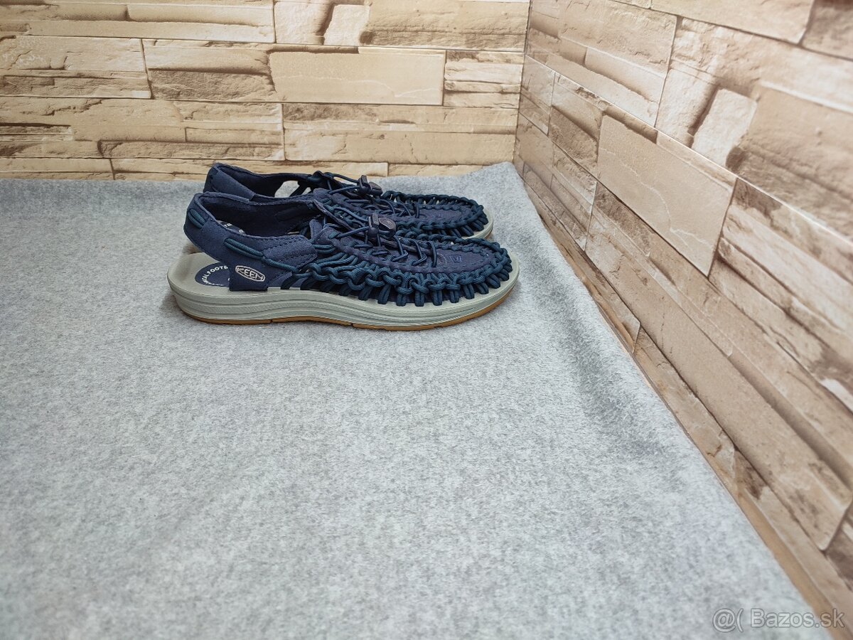 Keen 42 - tmavomodré sandále