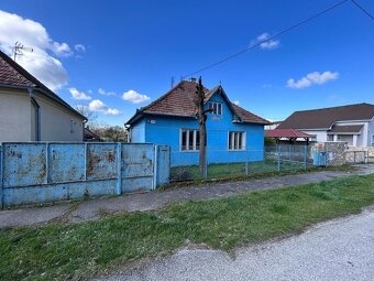 Slnečný pozemok s rodinným domom v obci Čechynce iba 10 km