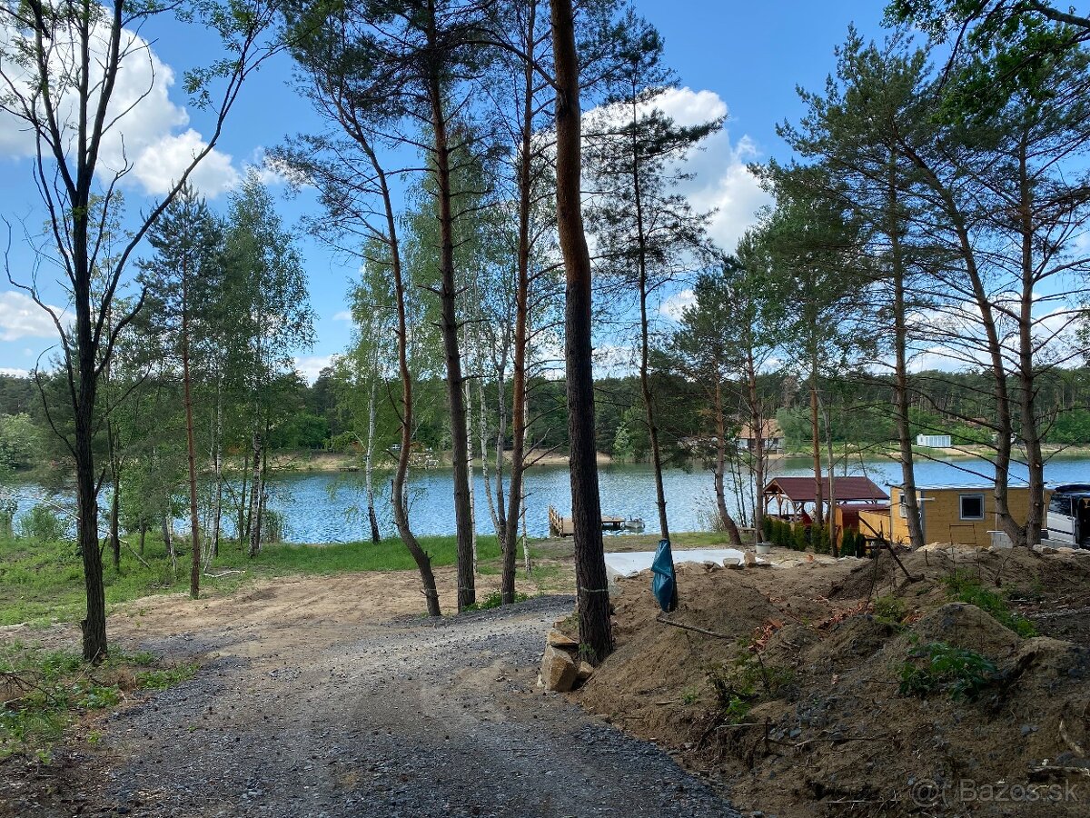 Pozemky pri jazere