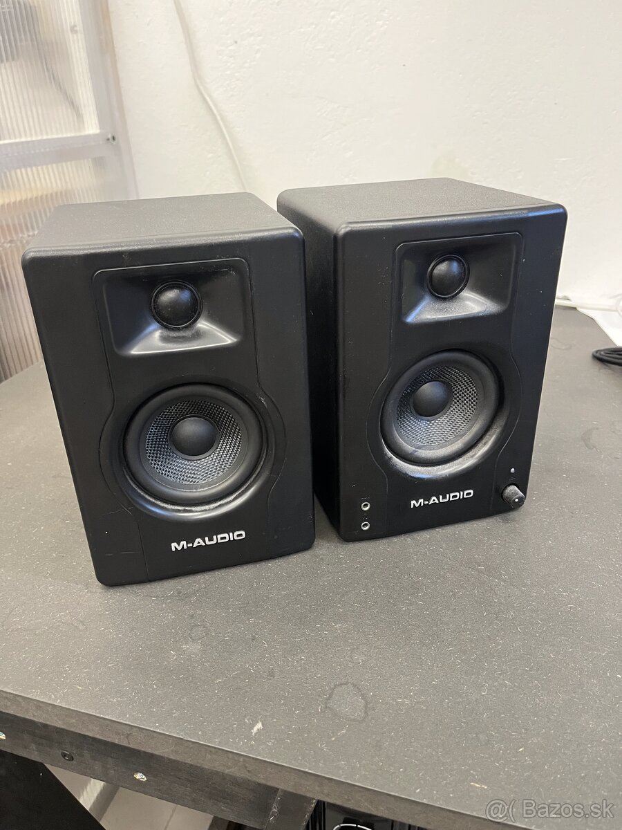 Mikrofón a študiové monitory