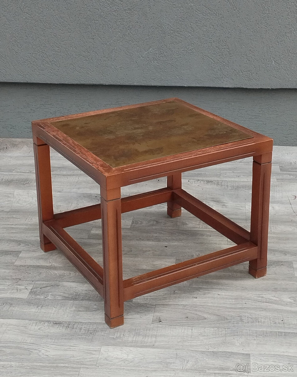 Stolík štvorcový s nadčasovým dizajnom.