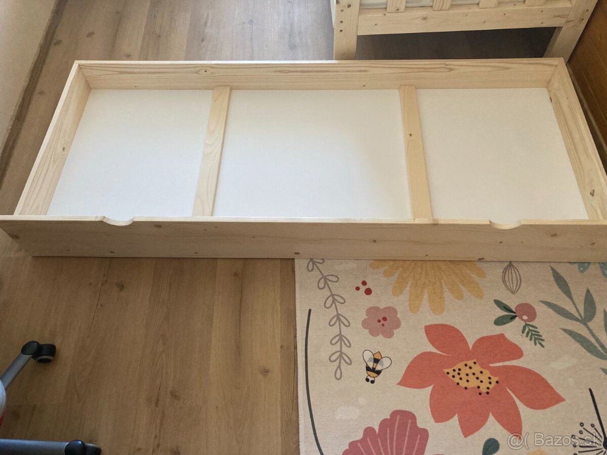 Drevený úložný priestor pod posteľ