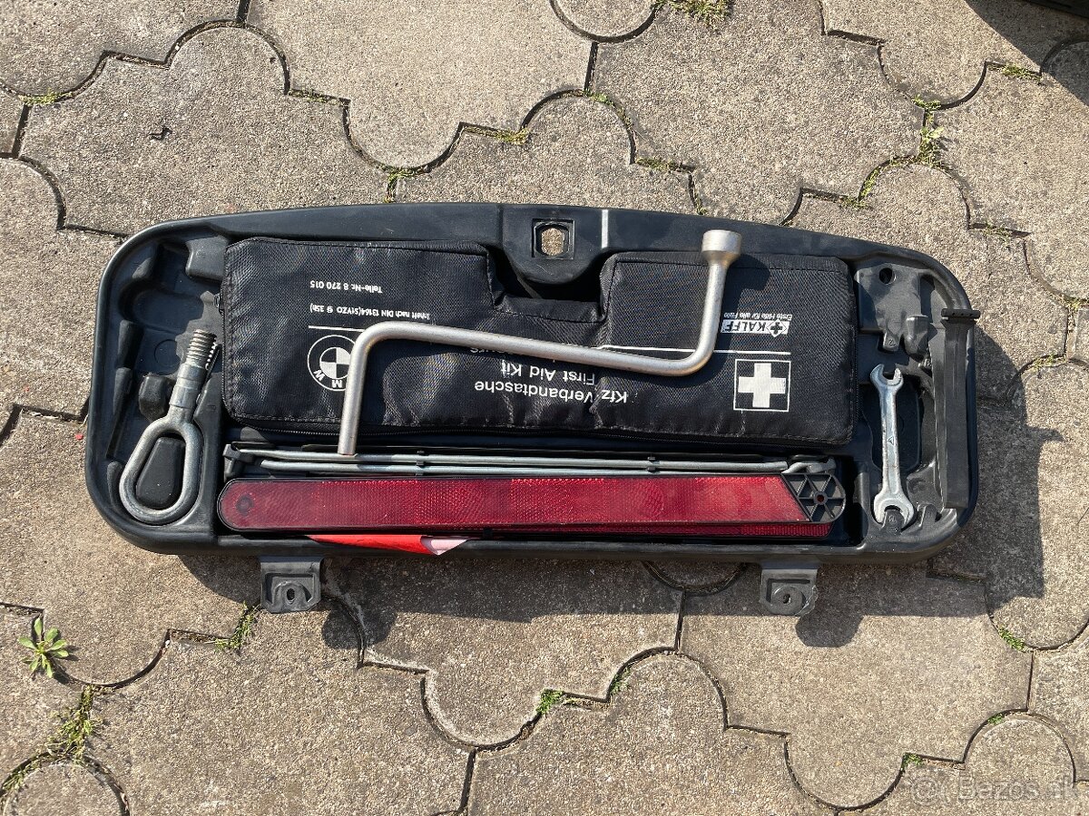 Povinná výbava BMW E60 E61  kluc, lekarnička tažne oko troj