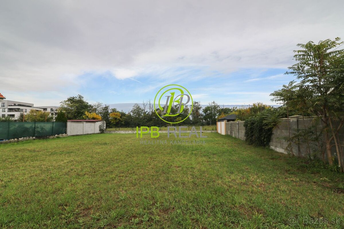 Stavebný pozemok pri jazere so súkromným prístupom k vode v 