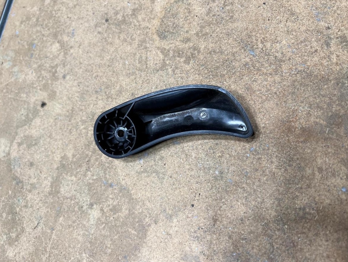 Predám páčku prednej kapoty BMW e60 e61 pred fl z UK auta..