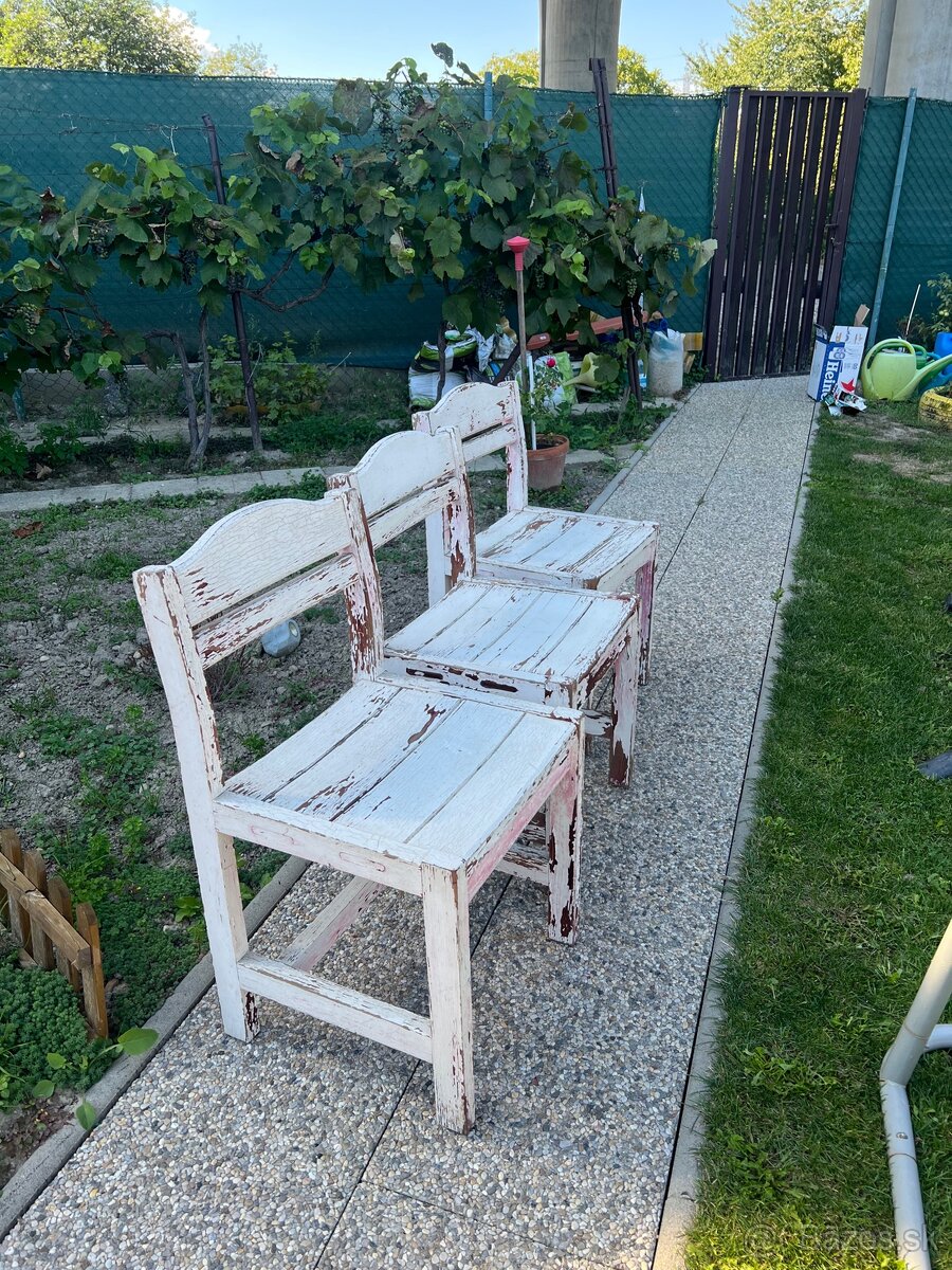 Stare drevene masivne pevne stolicky 2 ks ( 1ks 15 eur)