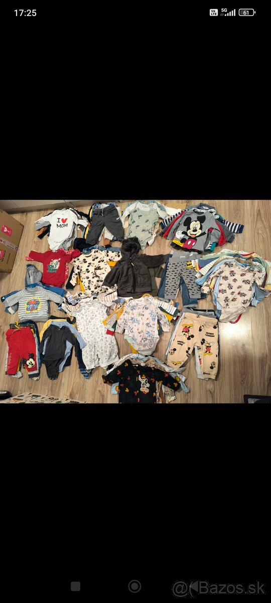 Krabica oblečenia chlapec