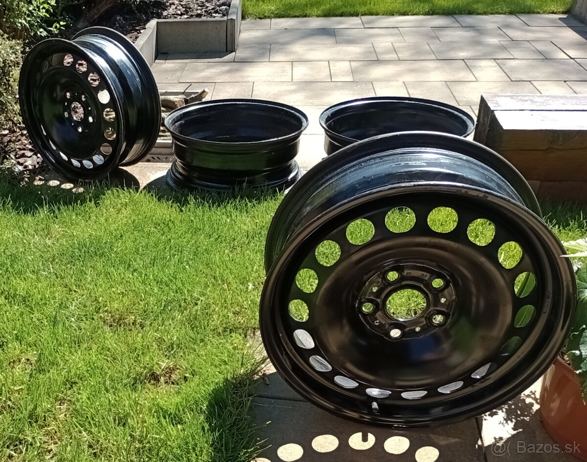 Plechové disky VW R16 + letné pneu 215/60 R16 + puklice VW